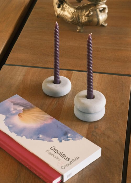 Alternative view of Candelabro Carmen en Concreto Gris Humo